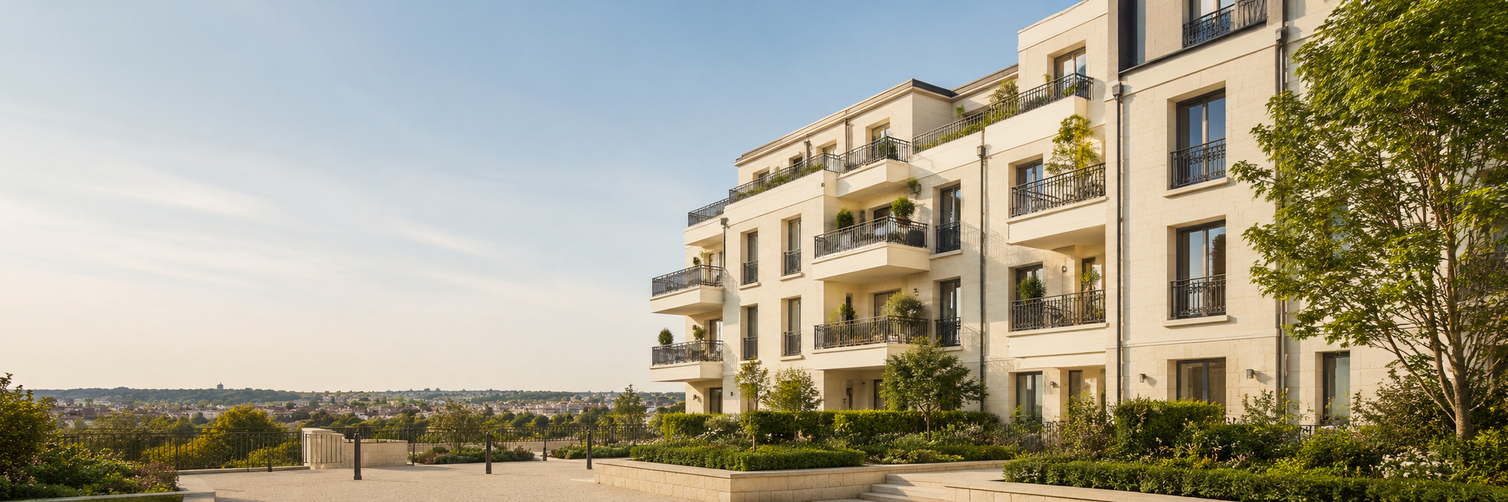 Résidence moderne avec jardins et vue panoramique