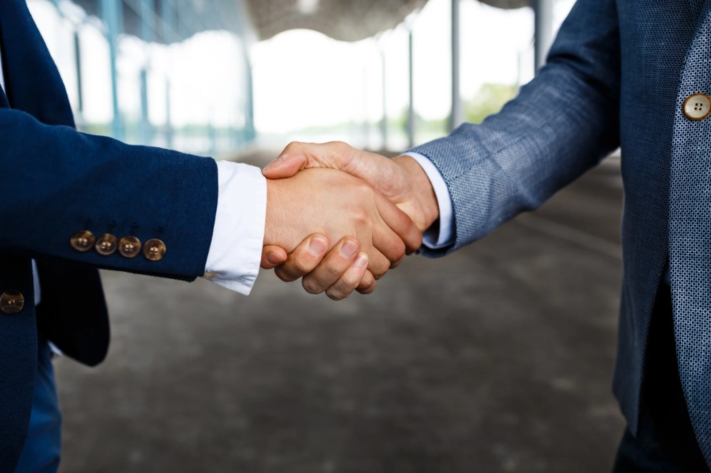 Poignée de main entre partenaires lors d’un accord immobilier